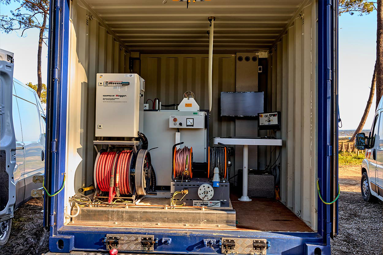 Détection de défauts de câbles, Diagnostic câble haute tension, Diagnostic tangente delta, Essais VLF, Localisation décharge partielle, Recherche défaut câble souterrain, Recherche fuite d’eau, Recherche tracé de câble